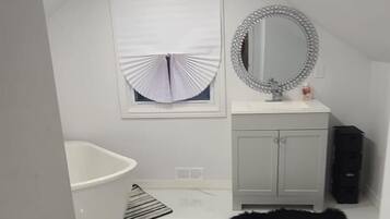 Luxury Room | Bathroom | Combined shower/tub, towels, toilet paper