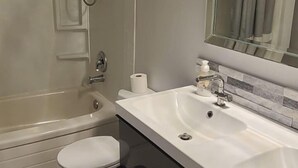 Combined shower/bathtub, towels, toilet paper - Dream Room Rentals (Niagara Falls)
