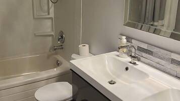 Combined shower/tub, towels, toilet paper