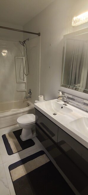 Combined shower/bathtub, towels, toilet paper - Dream Room Rentals (Niagara Falls)