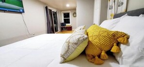 5 bedrooms, iron/ironing board, WiFi, bed sheets