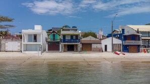 Un edificio sulla costa, di fronte a una spiaggia sabbiosa.