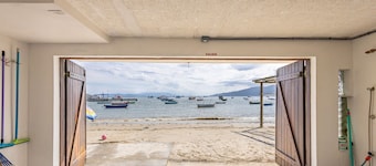 3BR Beachfront House w/ BBQ Apc2200