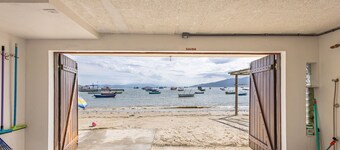 3BR Beachfront House w/ BBQ Apc2200