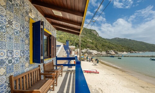 3BR Beachfront House w/ BBQ Apc2200