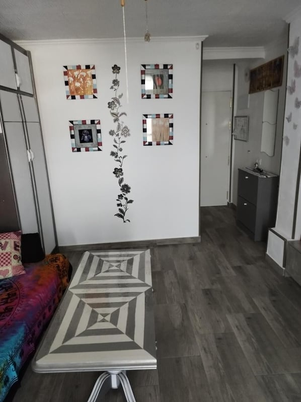 Apartment, 1 Bedroom, Balcony, Garden View | Interior
