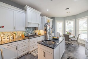 Private kitchen - Luxury home in gated golf course community , pool, hot tub, garage, (Panama City Beach)