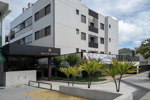 A modern building with a sign reading "águas da cachoeira". - Apart Near the Beach in Cond. w/ Pool Adc0205 (Florianópolis)