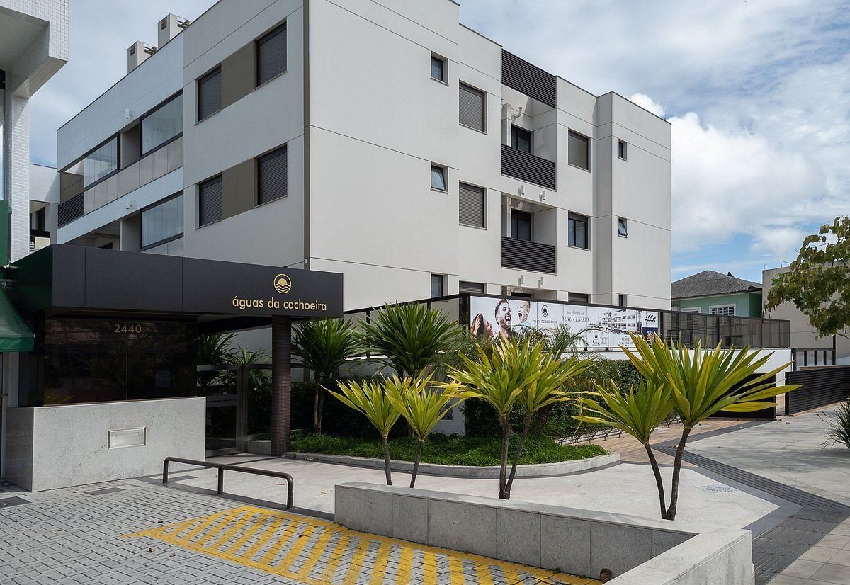 Un edificio moderno con un letrero que dice "águas da cachaça".