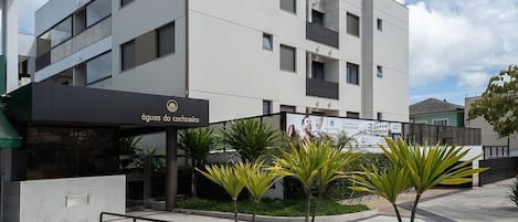 A modern building with a sign reading "águas da cachaça".
