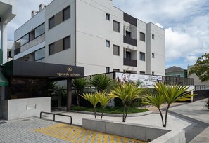 Un edificio moderno con un letrero que dice "águas da cachaça".