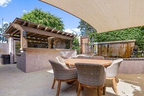 Outdoor dining - Lovely Tustin Home w/ Outdoor Kitchen: 3 mi to Zoo (Tustin)