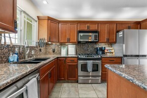 Refrigerador, microondas, horno y parrilla de estufa