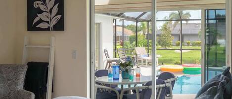 Tabla de planchar con plancha, wifi y ropa de cama