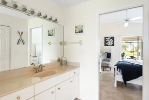 3 عدّة غرف نوم ومكواة/لوح كي وخدمة الإنترنت وملاءات أسرّة