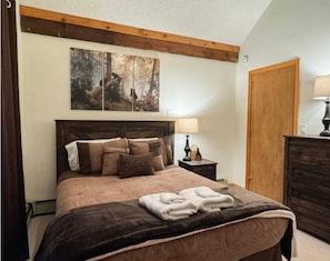 4 bedrooms, iron/ironing board, Internet, bed sheets