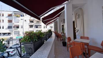 Dormitório compartilhado superior, sacada, vista para a cidade | Lençóis italianos Frette, roupas de cama premium, edredons de pluma