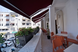 Dormitório compartilhado superior, sacada, vista para a cidade | Lençóis italianos Frette, roupas de cama premium