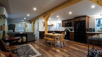 Smart TV, chimenea, reproductor de DVD y libros