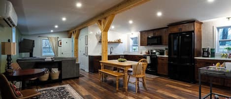 Smart TV, lareira, DVD player, livros