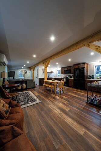 The Little Cabin on Old Main Rd- Woodland Getaway