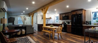 The Little Cabin on Old Main Rd- Woodland Getaway