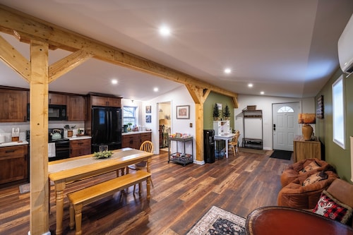 Cozy Fall Getaway- 35 Min to Bills Stadium- Wineries + Trails