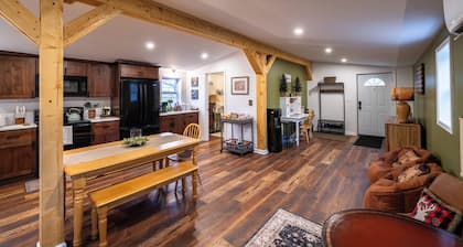 Cozy Fall Getaway- 35 Min to Bills Stadium- Wineries + Trails
