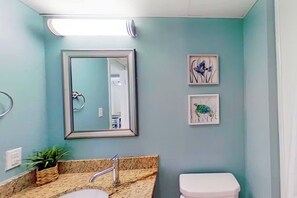 Haartrockner, Handtücher, Seife, Toilettenpapier