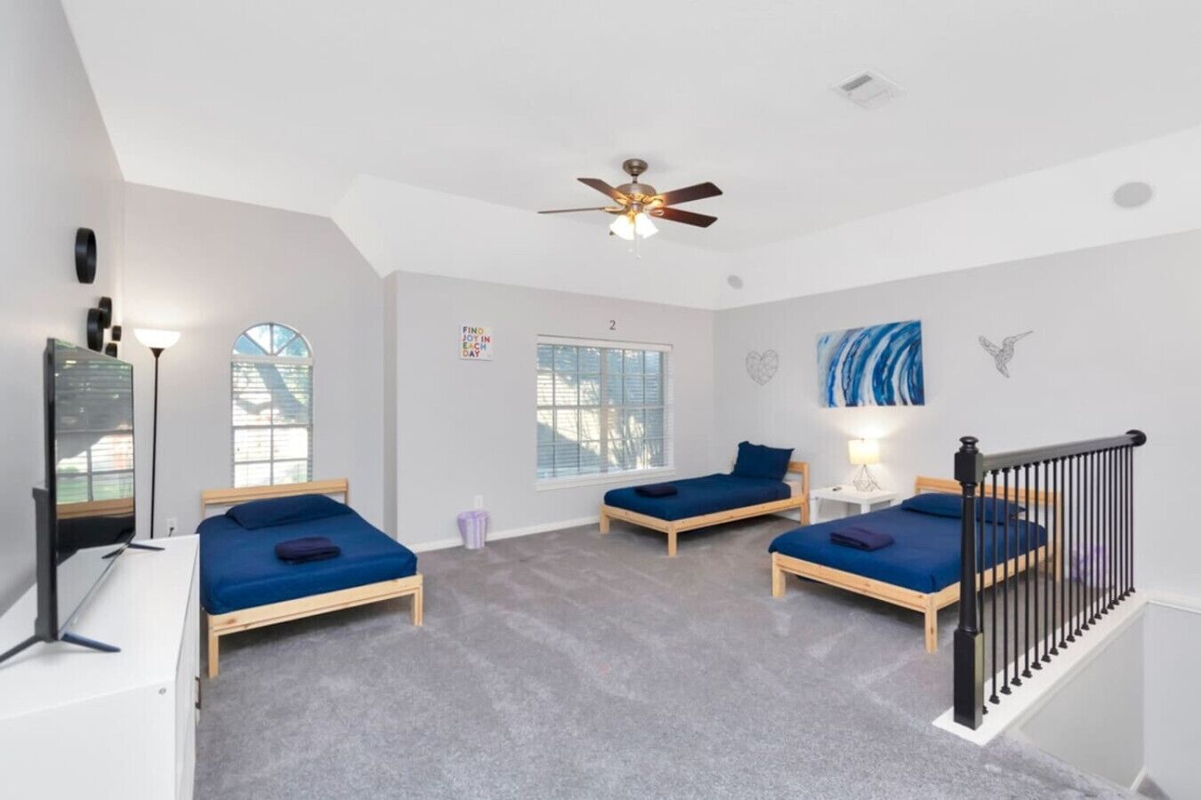 7 habitaciones, escritorio y tabla de planchar con plancha 