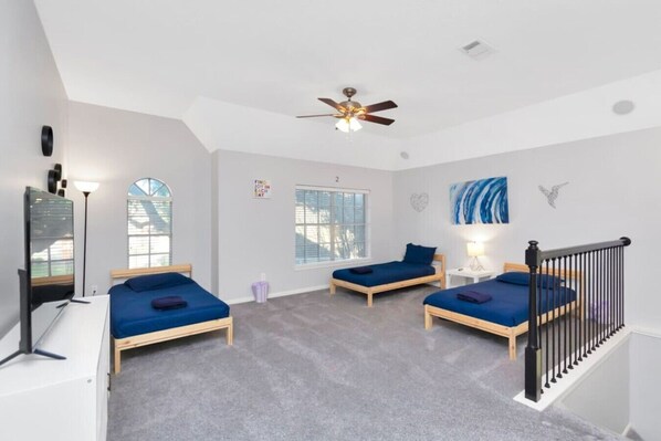 7 chambres, bureau, fer et planche Ă repasser, lit parapluie