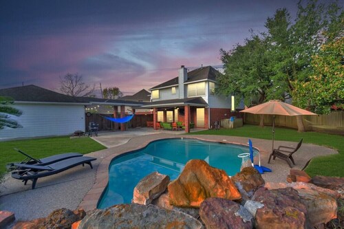 Spacious 7BR Family Retreat w/ Pool & Yard, 25 Min to Downtown Houston