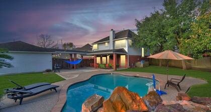 Spacious 7BR Family Retreat w/ Pool & Yard, 25 Min to Downtown Houston