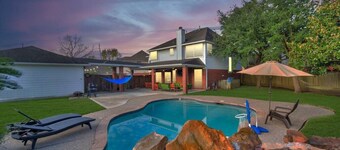 Spacious 7BR Family Retreat w/ Pool & Yard, 25 Min to Downtown Houston