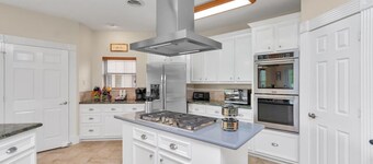 Lakeshore Escape with Breathtaking  View