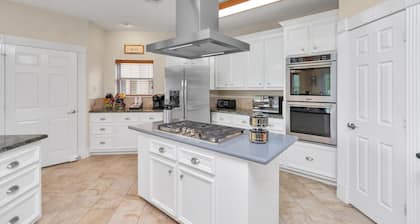 Lakeshore Escape with Breathtaking View