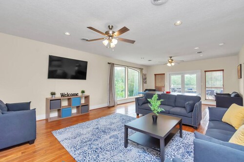 Luxe 6BR Lakehouse w/ Fishing | Near IAH