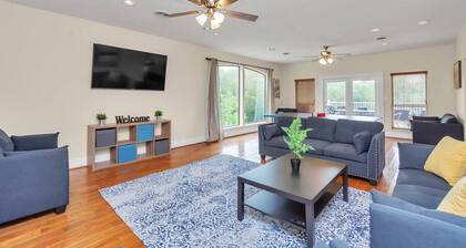 Luxe 6BR Lakehouse w/ Fishing | Near IAH