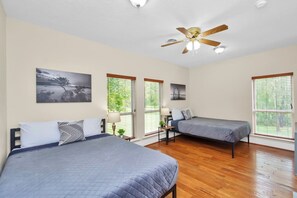 6 chambres, bureau, fer et planche à repasser, lit parapluie