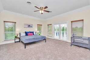 6 bedrooms, desk, iron/ironing board, travel cot