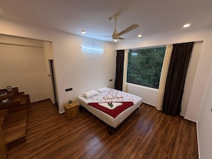 Studio Suite Premium | Meja kerja, ruang kerja ramah laptop, dan Wi-Fi gratis