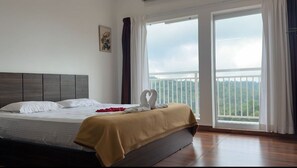 مكتب ومساحة عمل للكمبيوتر المحمول وواي فاي مجانًا