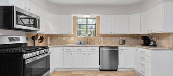 6-Bedroom Retreat, Pool & Spa: 20 Min Downtown GB