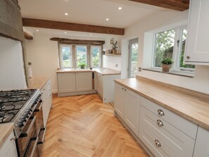 Dishwasher, cookware/dishes/utensils - Hill Top Cottage (Holmfirth)