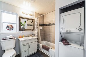 Haartrockner, Handtücher, Seife, Toilettenpapier