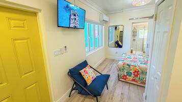 1 habitación, tabla de planchar con plancha, wifi y ropa de cama