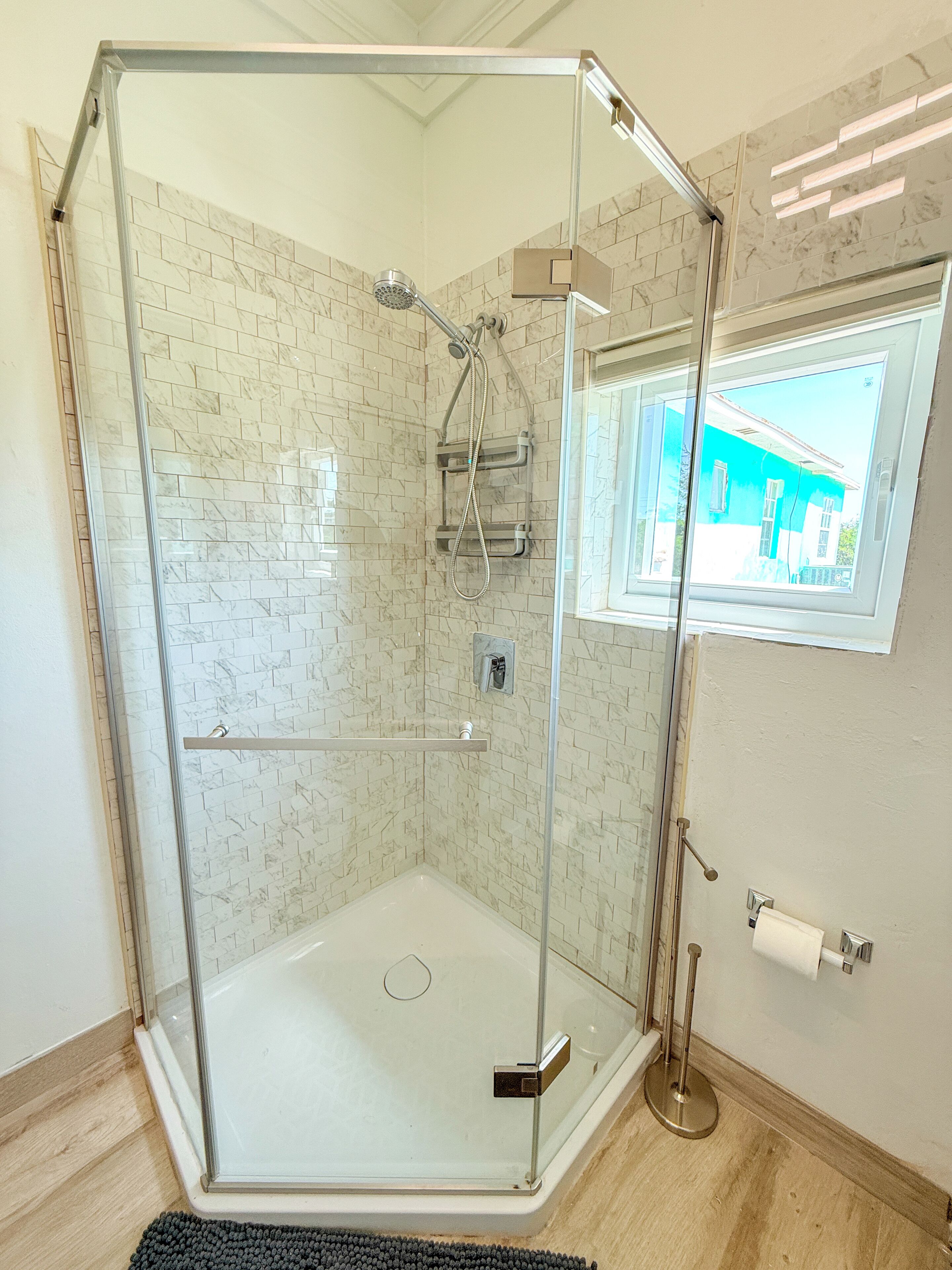 Regadera, secadora de cabello, toallas, jabón 