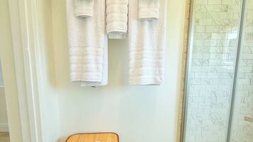 Douche, sĂšche-cheveux, serviettes fournies, savon