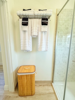 Douche, séchoir à cheveux, serviettes fournies, savon