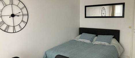 1 chambre, fer et planche Ă repasser, Wi-Fi, draps fournis